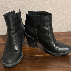 Sofft Black Textured Ankle Booties